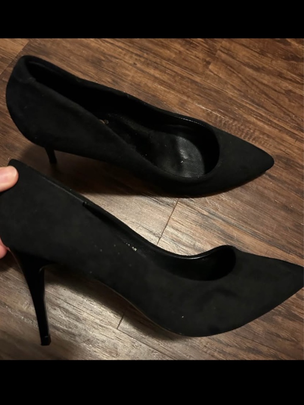 Black pumps
